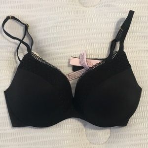 Victoria’s Secret black bra 32B
